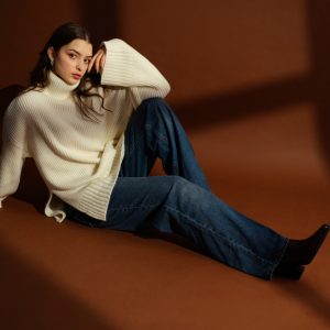femeie frumoasa in pulovar oversized
