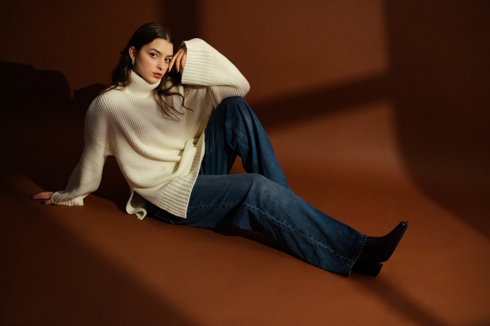 femeie frumoasa in pulovar oversized